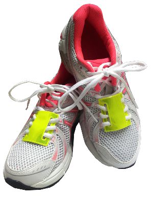 Schuhreflektor-gross-gelb-am-schuh-rosaETAjxIhwXmas4